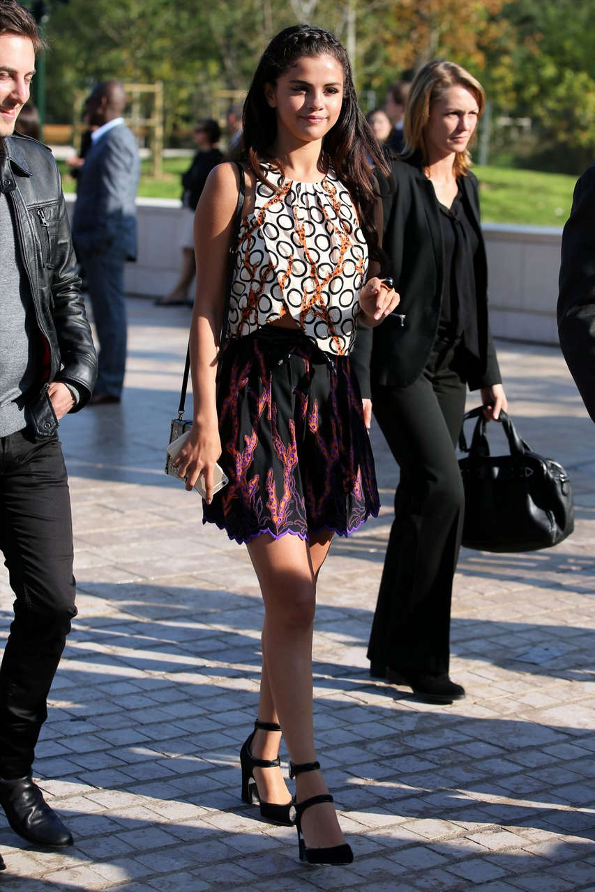Selena Gomez Louis Vuitton Fashio Show Paris