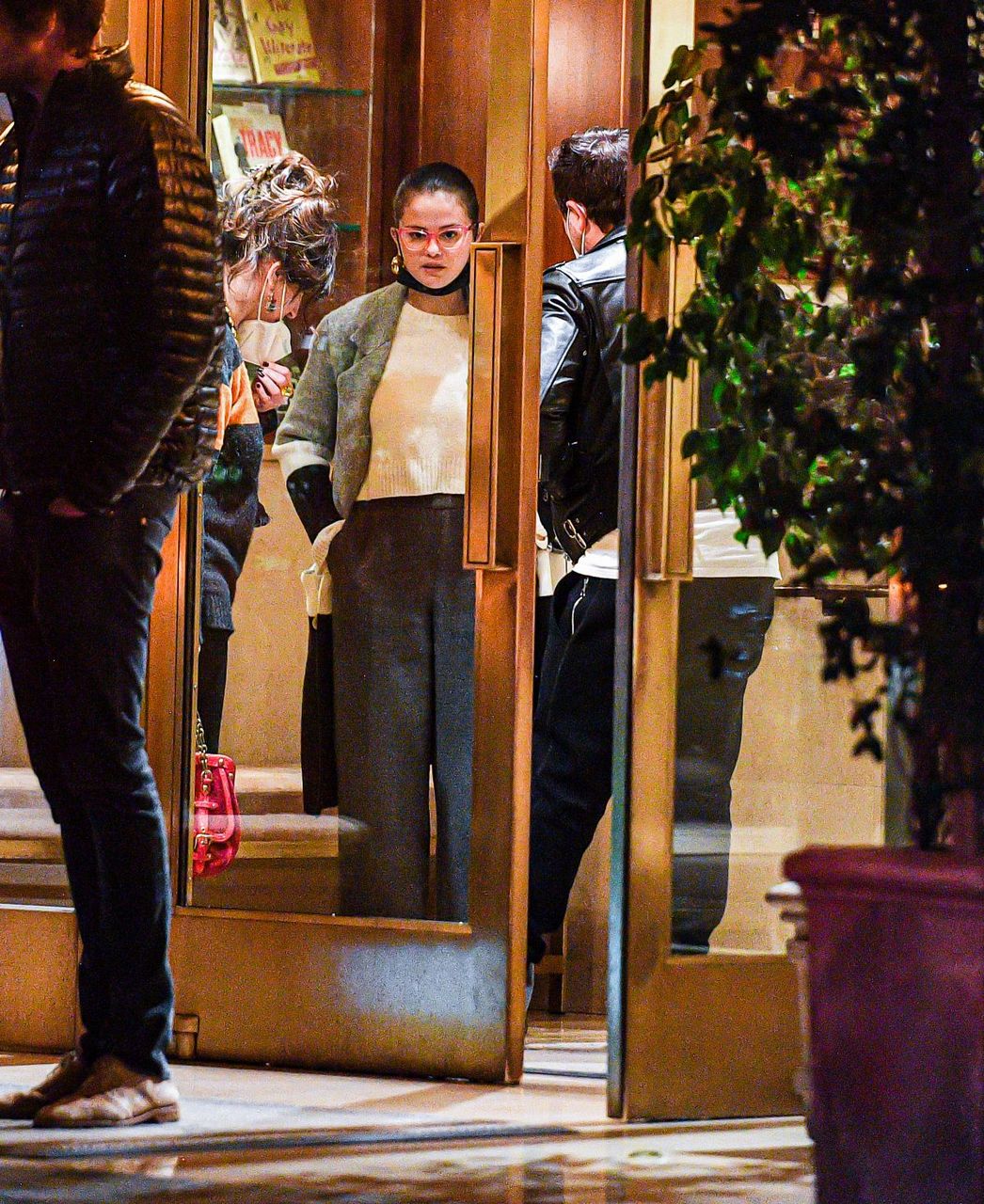 Selena Gomez Out For Dines Los Angeles
