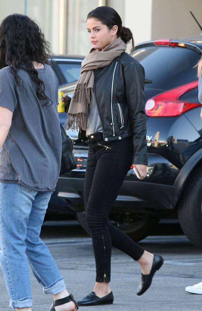Selena Gomez Out For Lunch Studio City