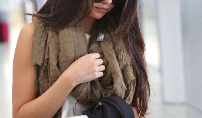 Selena Gomez Pearson International Airport Toronto (13 photos)
