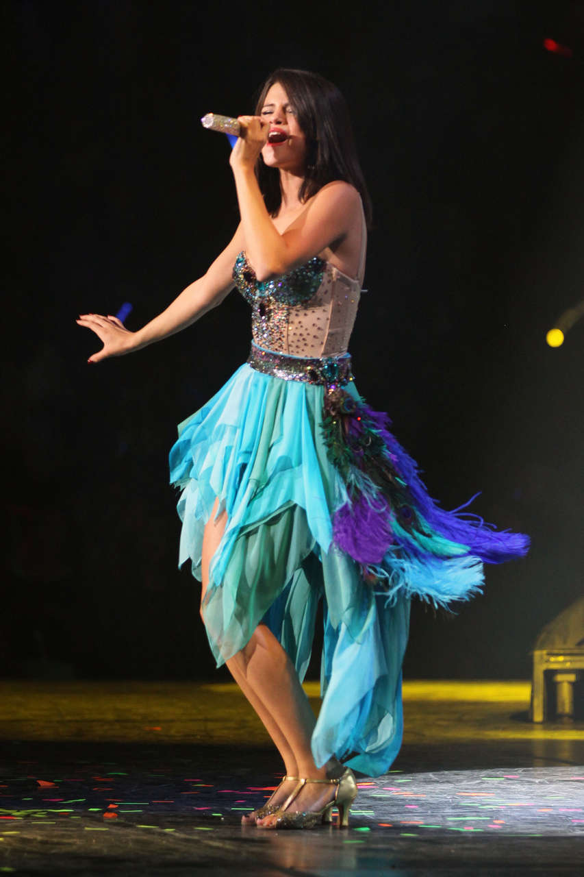Selena Gomez Performs Vancouver