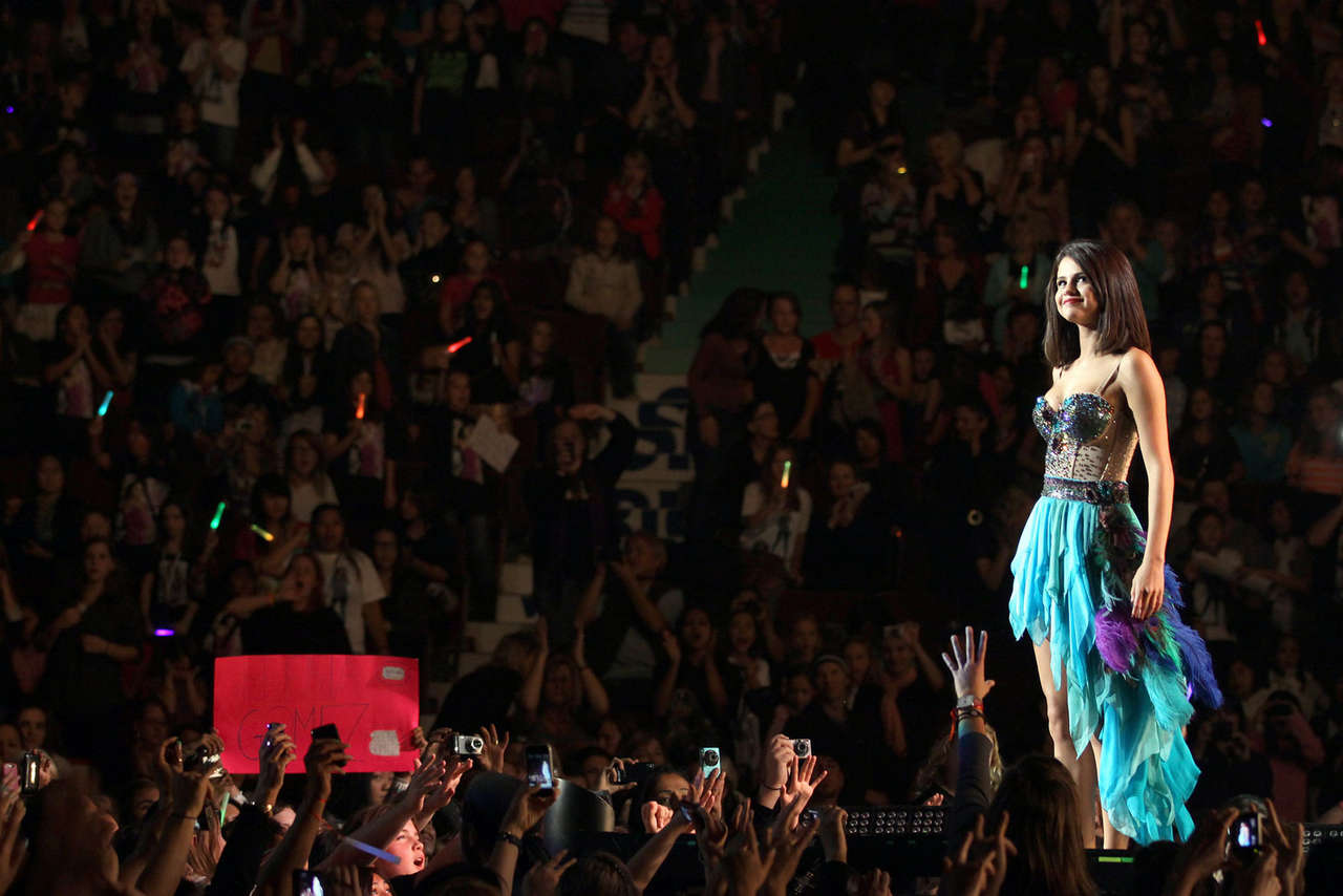 Selena Gomez Performs Vancouver