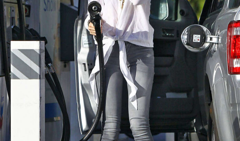 Selena Gomez Pumping Gas Station (15 photos)