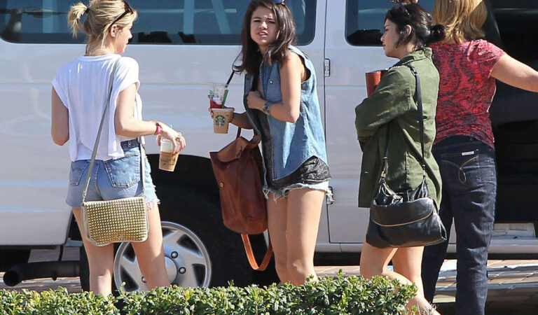 Selena Gomez Ripped Shorts Tanning Salon Florida (43 photos)