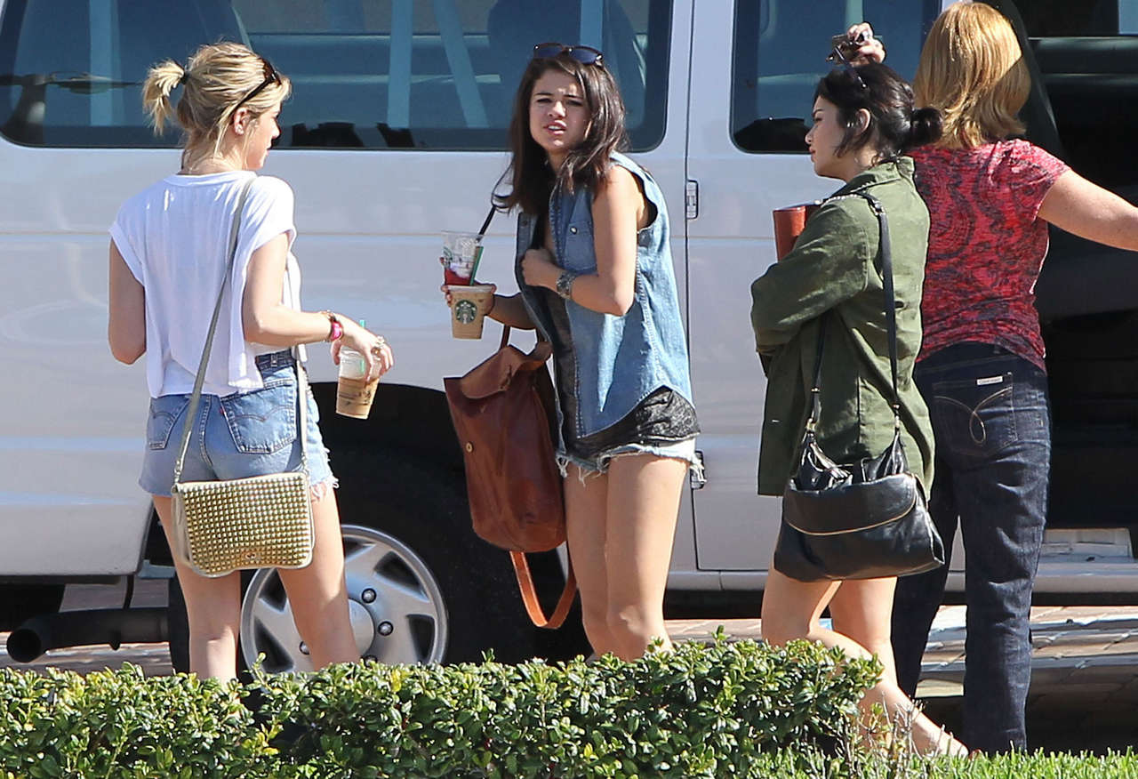 Selena Gomez Ripped Shorts Tanning Salon Florida