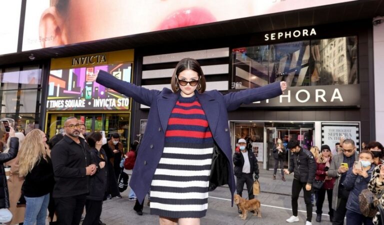Selena Gomez Sephora Store Times Square New York (7 photos)