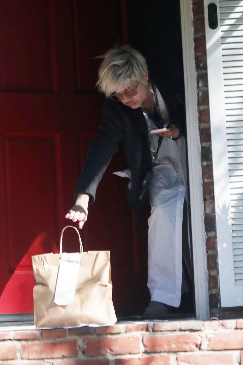 Selma Blair Gets Breakfast Delivered To Her House Los Angeles