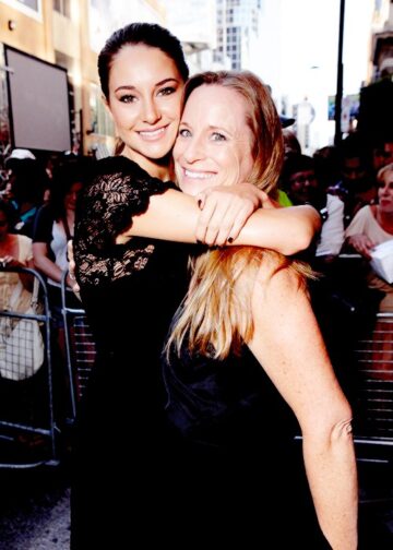 Shailene With Her Mom Lori At The Descendants