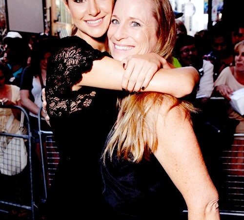 Shailene With Her Mom Lori At The Descendants (1 photo)