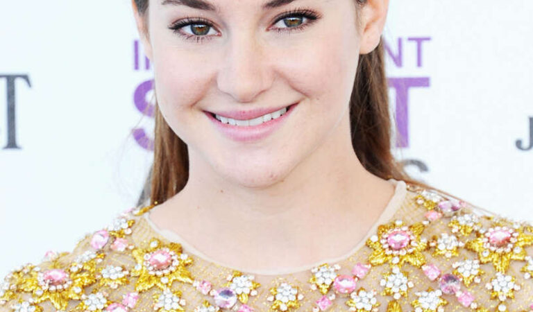 Shailene Woodley 2012 Film Independent Spirit Awards Santa Monica (2 photos)