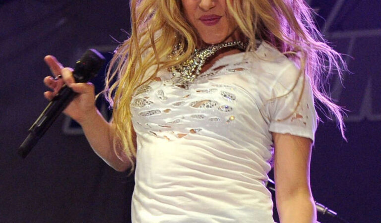 Shakira Performs 102 7 Kiis Fm Wango Tango Los Angeles (39 photos)