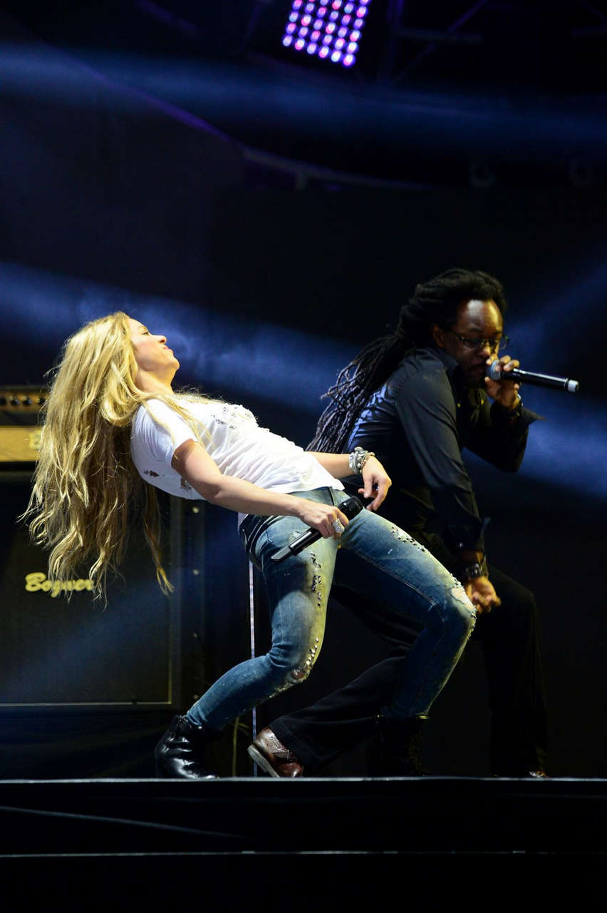 Shakira Performs 102 7 Kiis Fm Wango Tango Los Angeles
