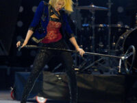 Shakira Performs 40 Principales Awards