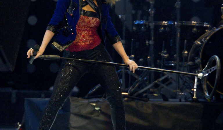 Shakira Performs 40 Principales Awards (6 photos)