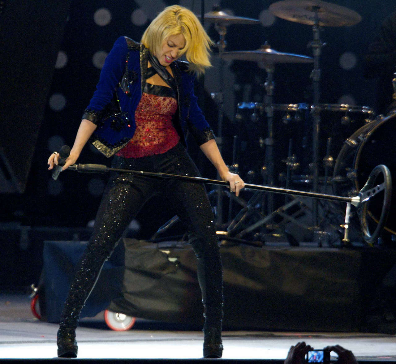 Shakira Performs 40 Principales Awards
