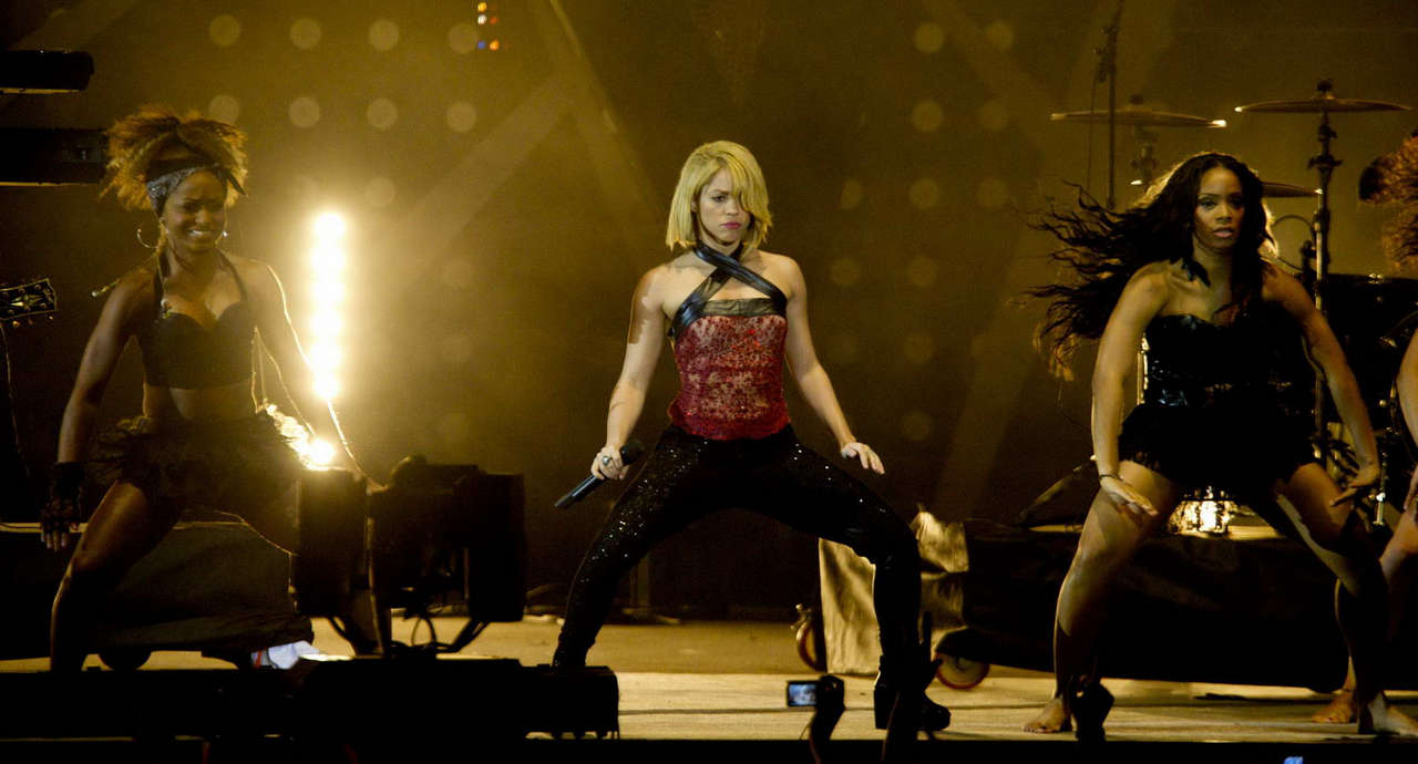 Shakira Performs 40 Principales Awards
