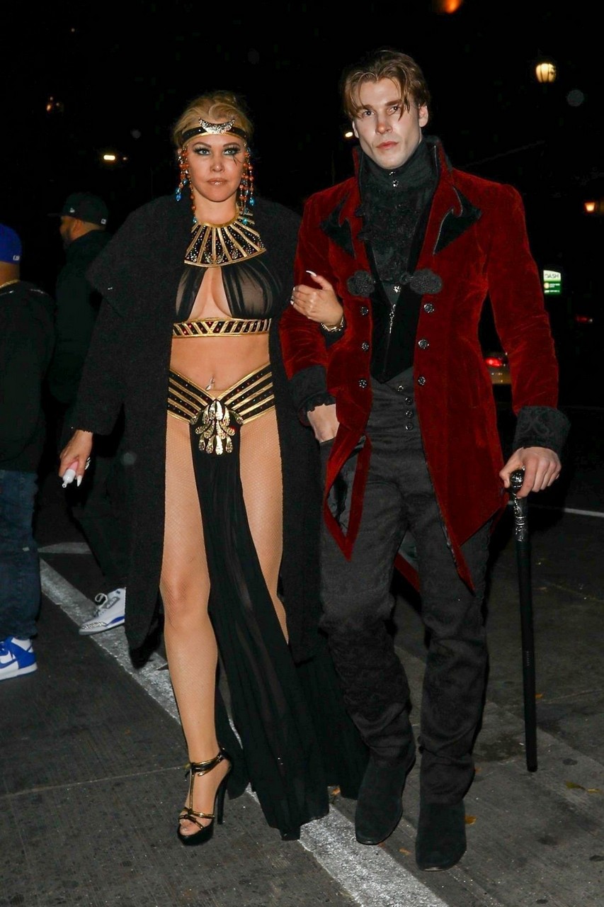 Shanna Moakler As Cleopatra Arrives Halloween Party Los Angeles