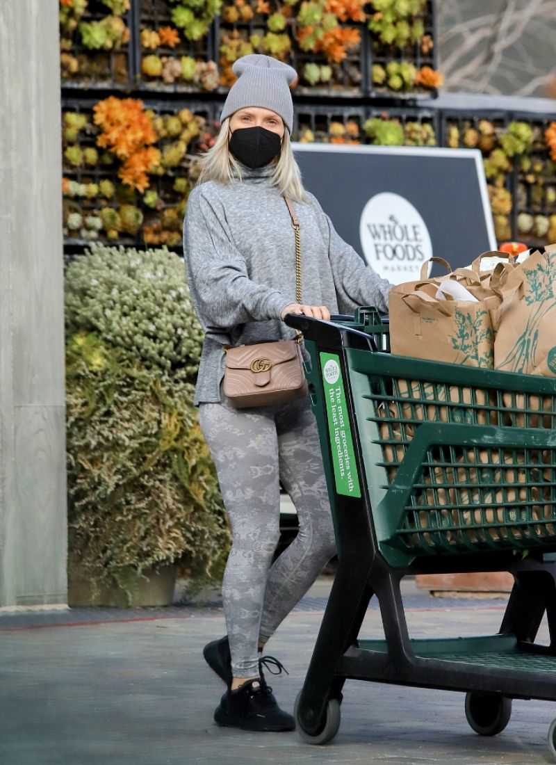 Sharna Burgess Out Shopping For Groceries Malibu