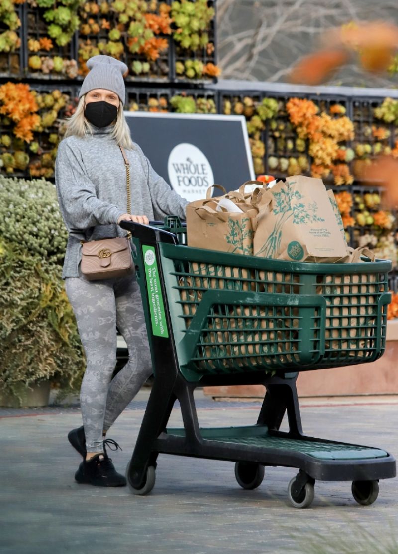 Sharna Burgess Out Shopping For Groceries Malibu