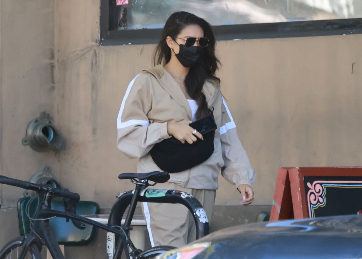 Shay Mitchell Out Picks Up Lunch Los Feliz