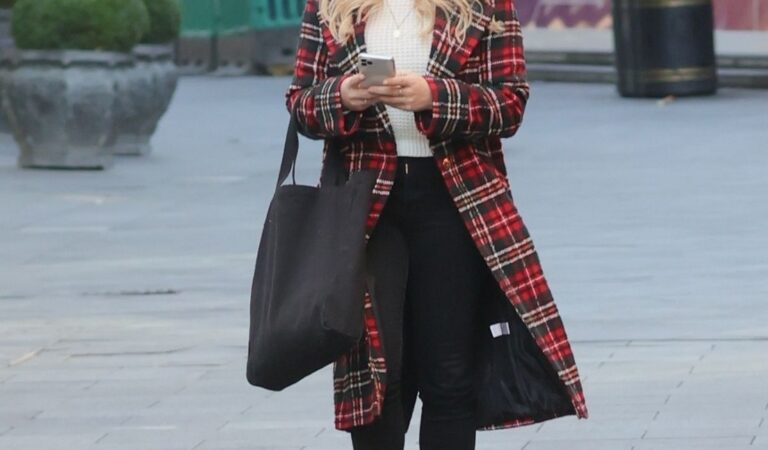 Sian Welby Out About London (5 photos)