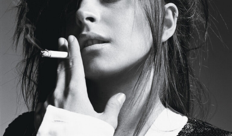 Social Smoker Lindsay Lohan Photographed By (1 photo)