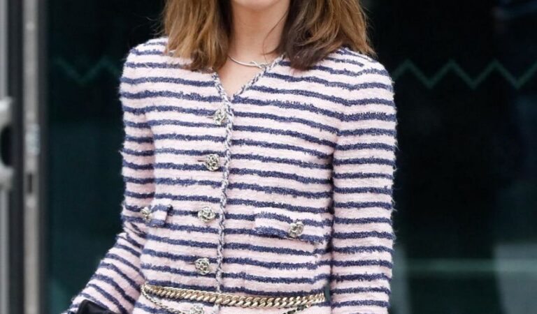 Sofia Coppola Arrives 2022 Chanel Haute Couture Show Paris Fashion Week (5 photos)