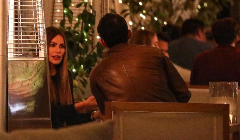 Sofia Vergara Out For Dinner With Friend Montage Hotel Beverly Hills (10 photos)