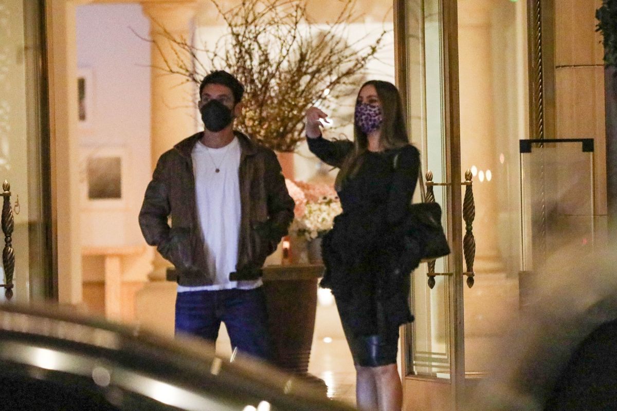 Sofia Vergara Out For Dinner With Friend Montage Hotel Beverly Hills