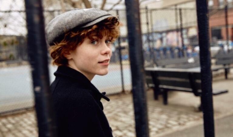 Sophia Lillis (2 photos)