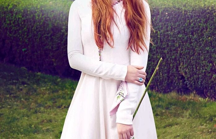 Sophie Turner Town Country Magazine Uk (4 photos)