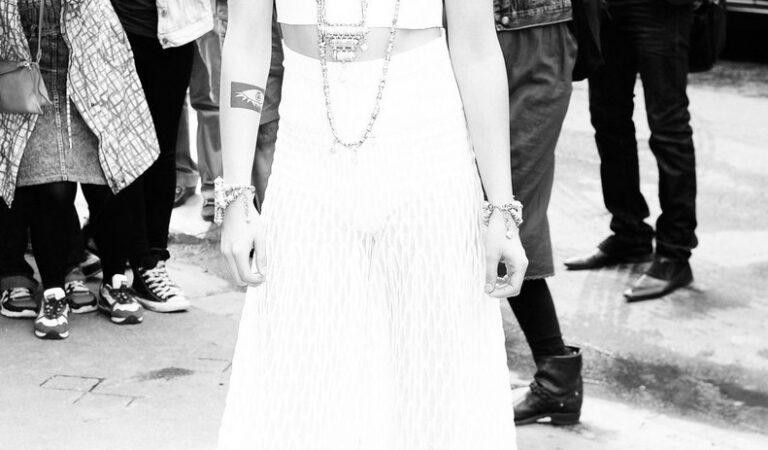 Stewsource Kristen Stewart At The Chanel Show (2 photos)