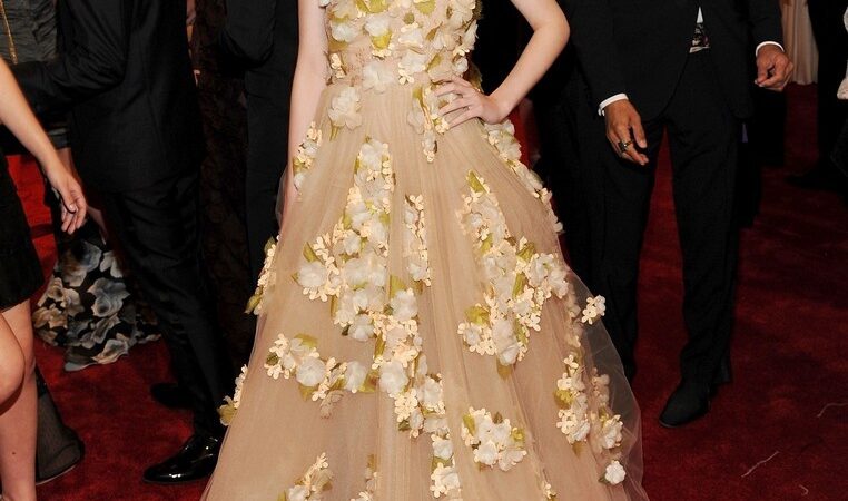 Suicideblonde Dakota Fanning At The Met Costume (1 photo)