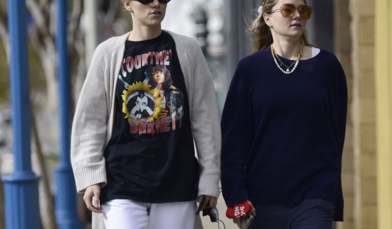 Suki And Immy Waterhouse Out West Hollywood (7 photos)