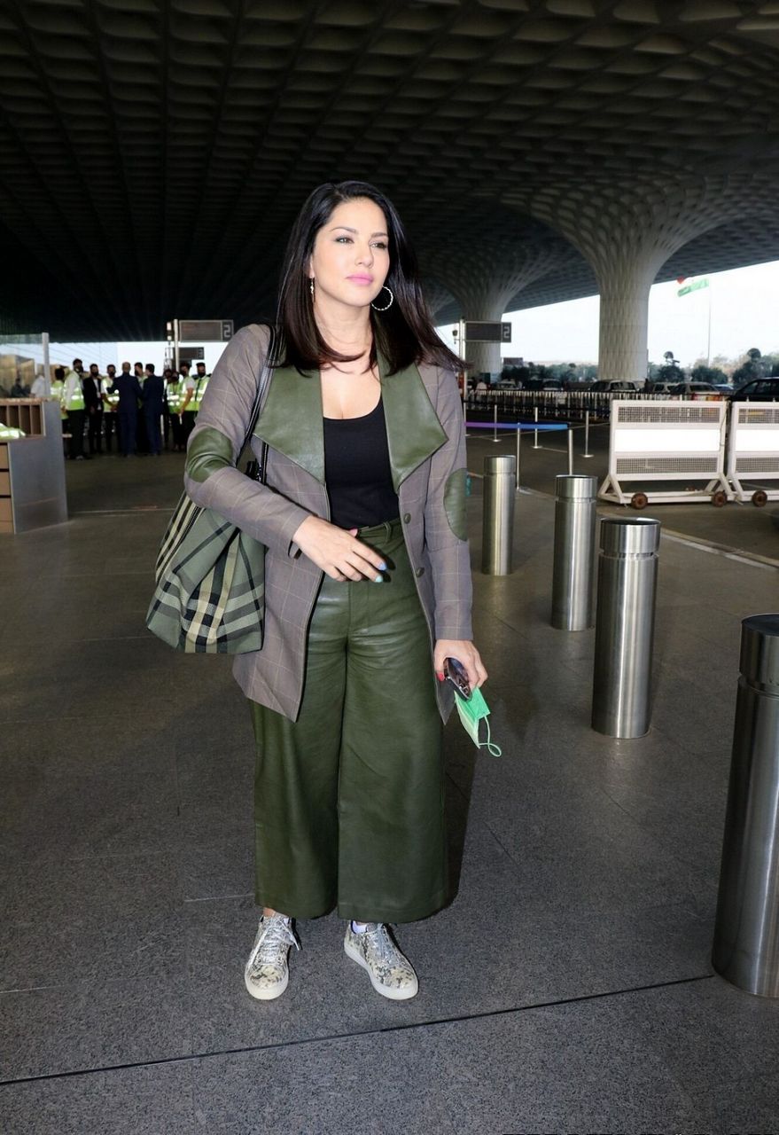 Sunny Leona Arrives Mumbai Airport