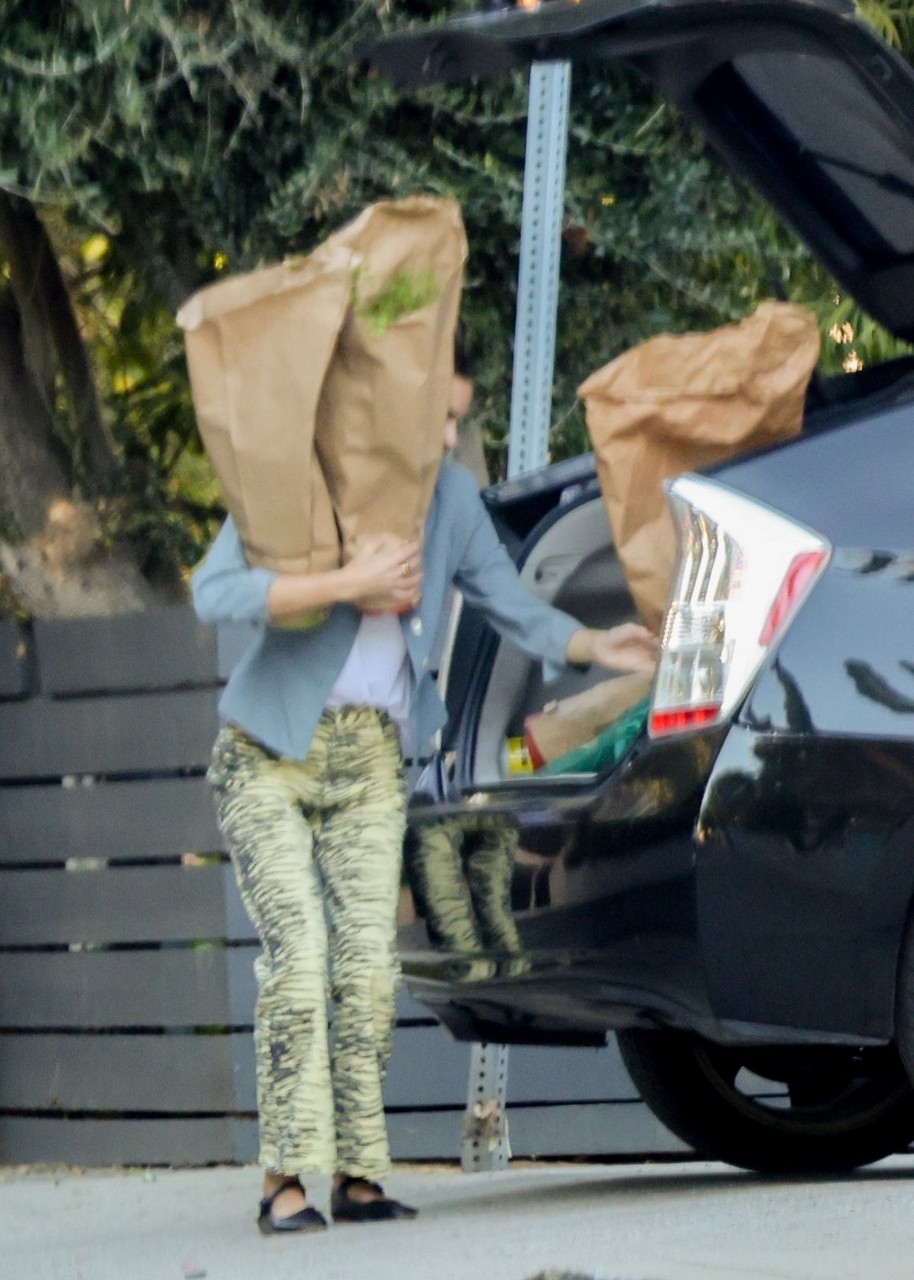 Tallulah Willis Unloading Her Car Los Angeles