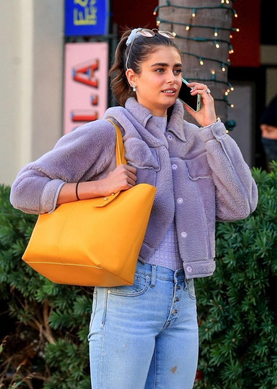 Taylor Hill Waiting For Her Curbside Ride Beverly Hills