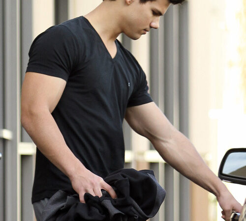 Taylor Lautner At The Gym Today (1 photo)