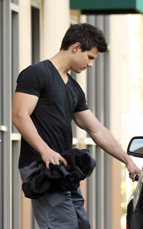Taylor Lautner At The Gym Today