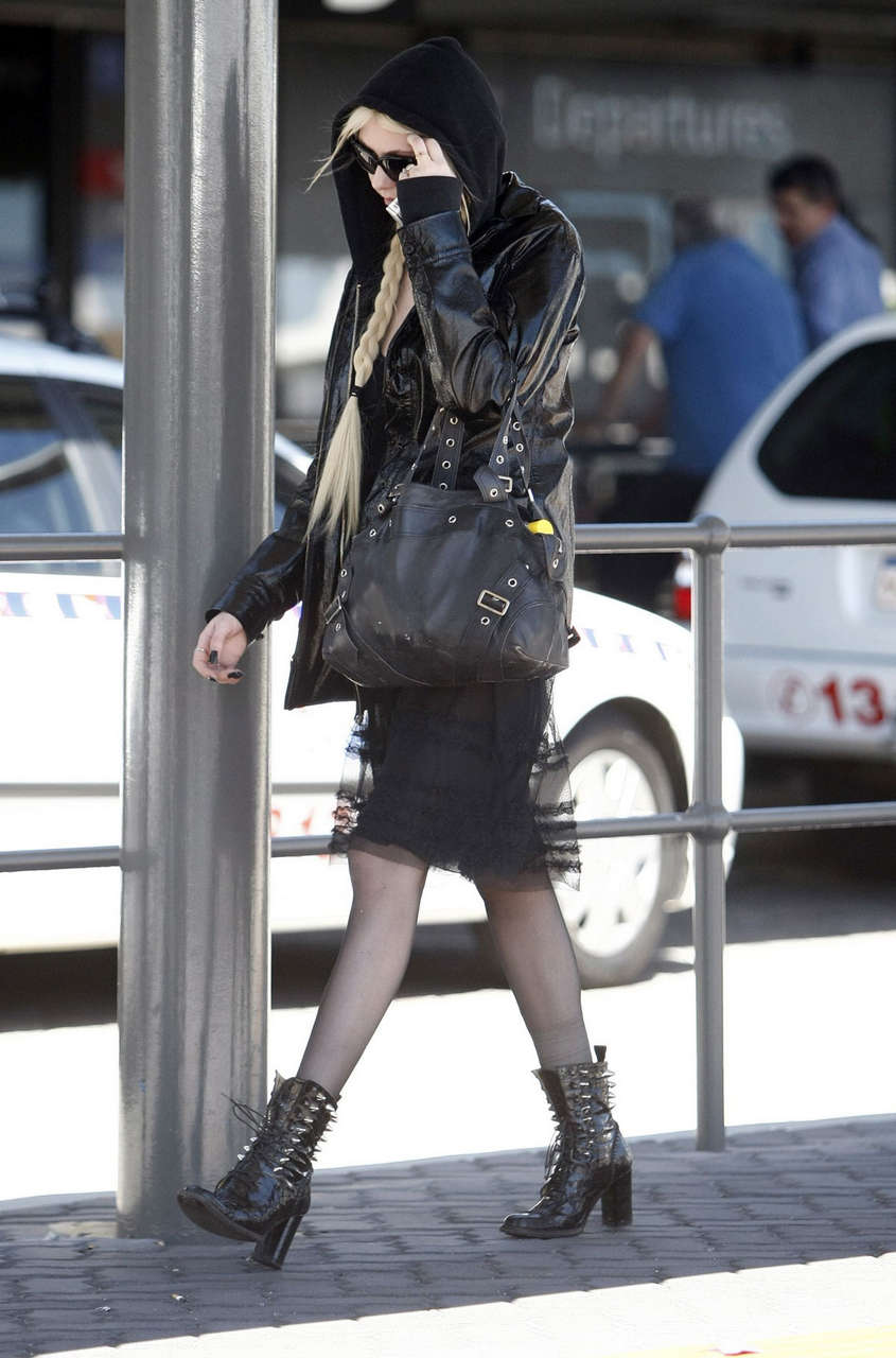 Taylor Momsen Outside Perth Airport