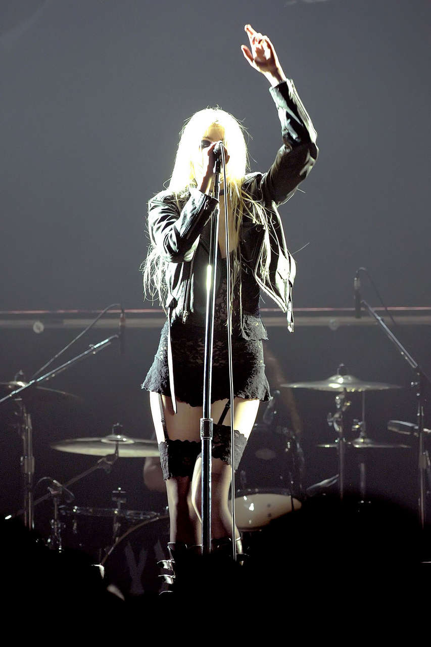 Taylor Momsen Performs Copps Coliseum Canada