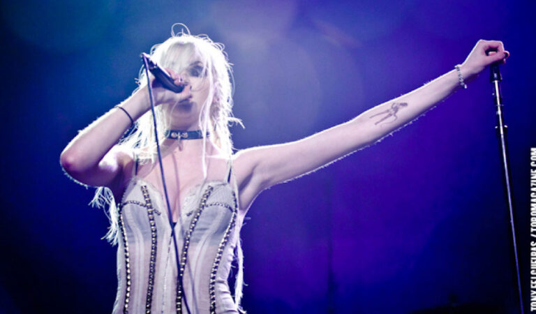 Taylor Momsen Performs Sound Academy (11 photos)