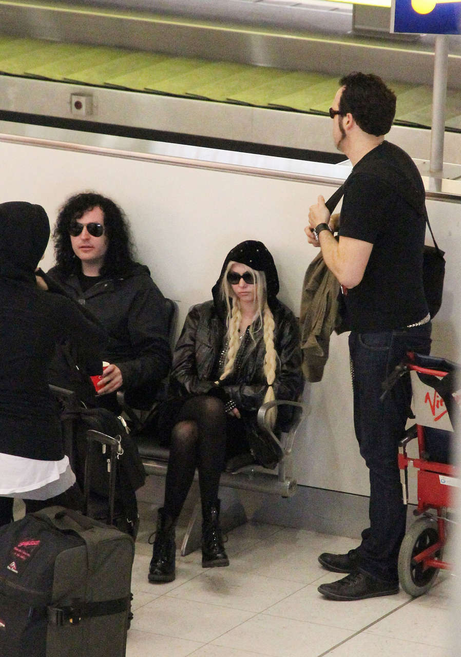Taylor Momsen Smoking Sydney Airport
