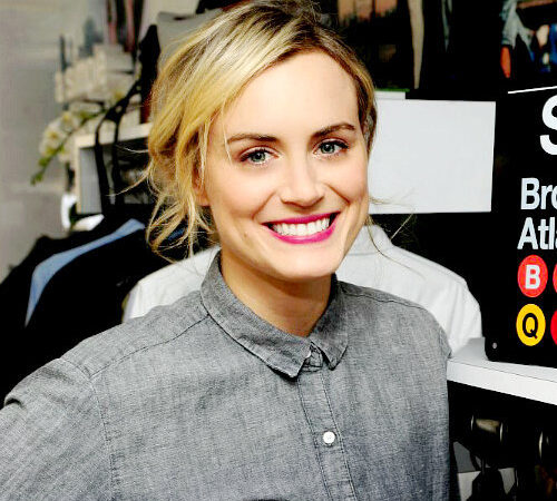 Taylor Schilling Joined At Gaps Dressnormal (2 photos)