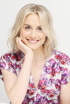 Taylor Schilling The Overnight Press Conference (4 photos)