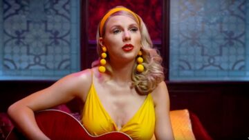 Taylor Swift And Her Guitar Hot