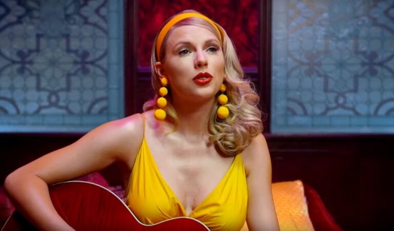 Taylor Swift And Her Guitar Hot (1 photo)