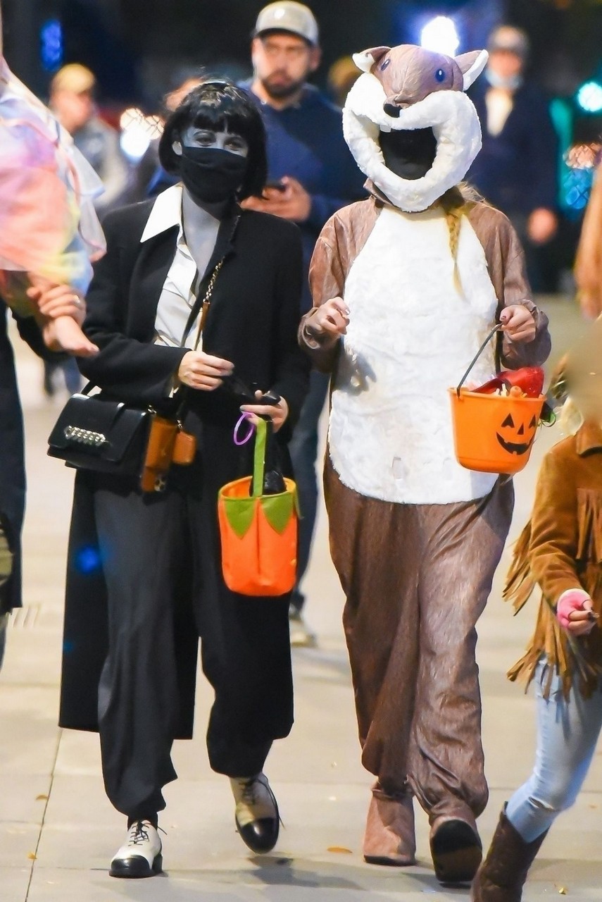 Taylor Swift Blake Lively Ryan Reynolds Out Trick Or Treating New York