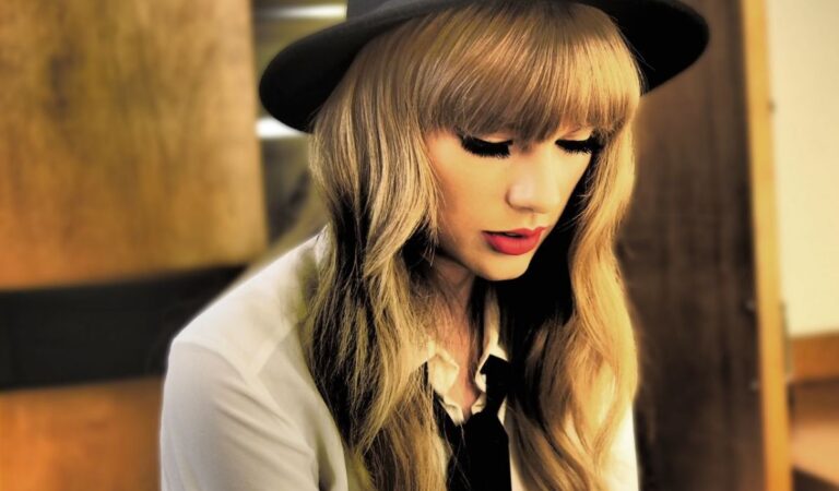 Taylor Swift For Red Taylor S Version (4 photos)