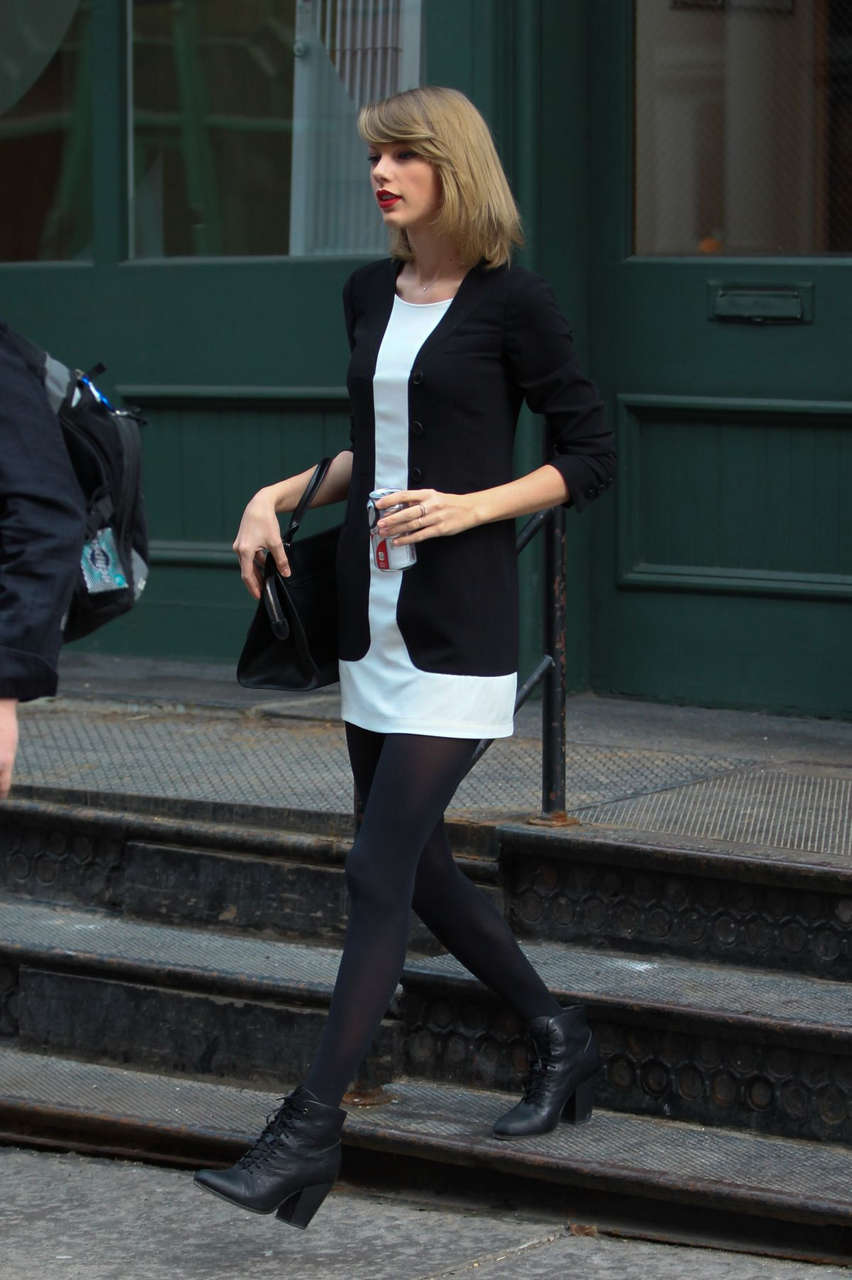 Taylor Swift Leaves Her Apartment New York